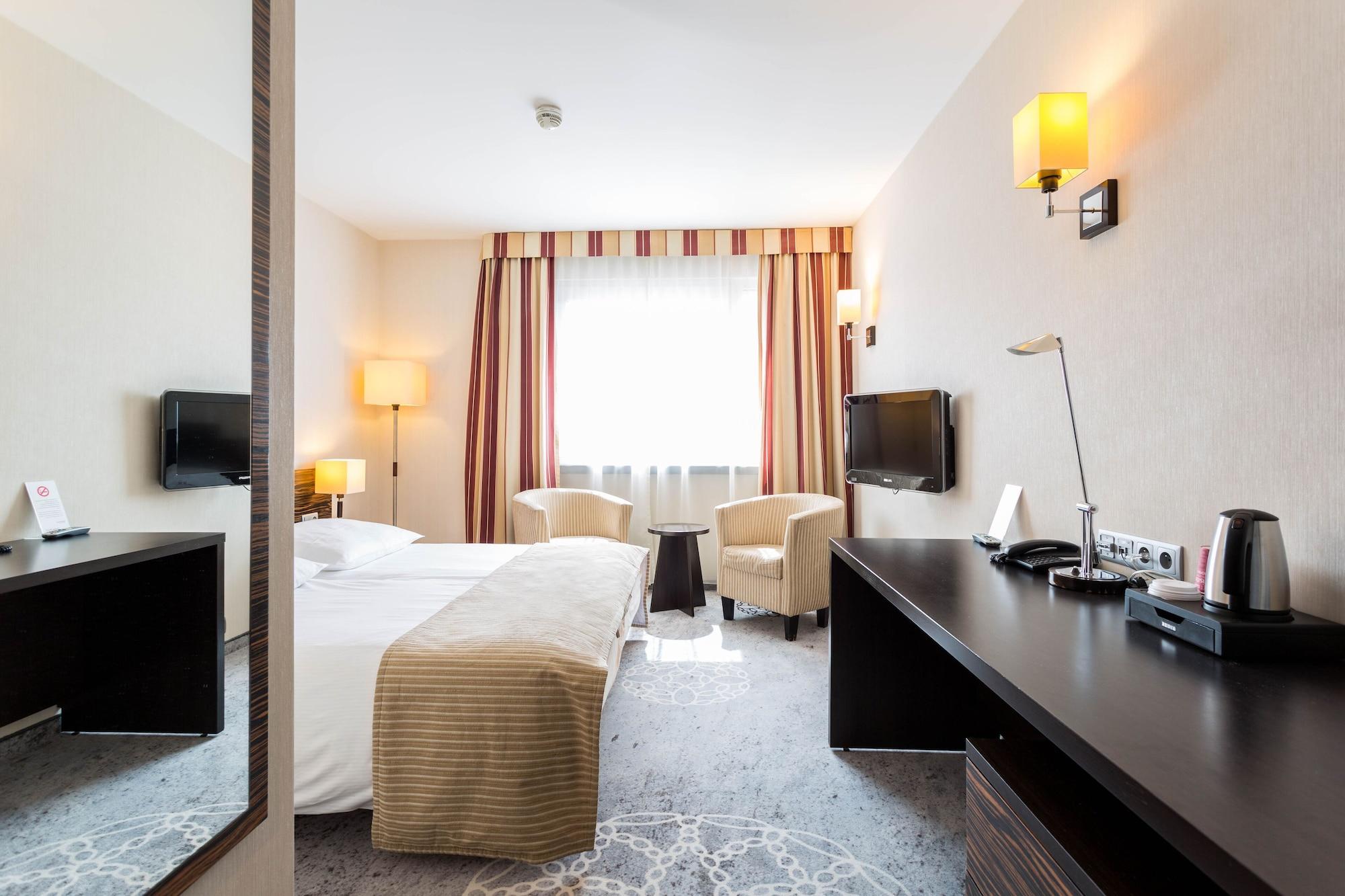 Qubus Hotel Келце Екстериор снимка
