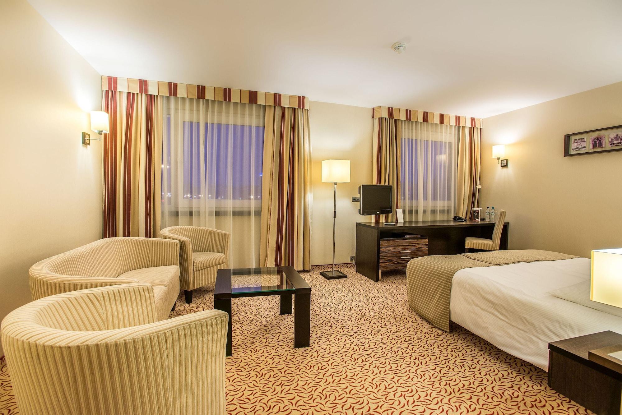 Qubus Hotel Келце Екстериор снимка