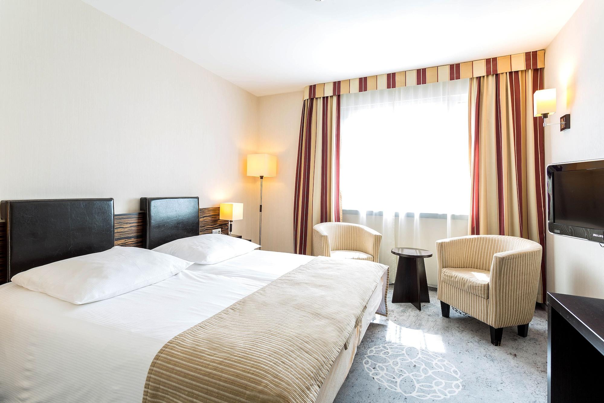 Qubus Hotel Келце Екстериор снимка