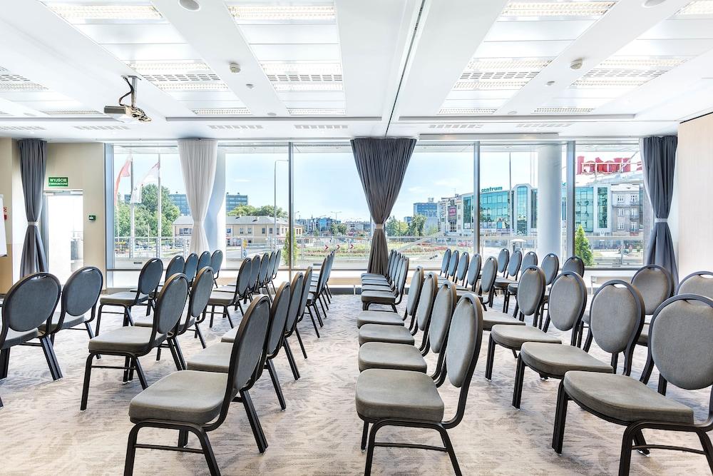 Qubus Hotel Келце Екстериор снимка