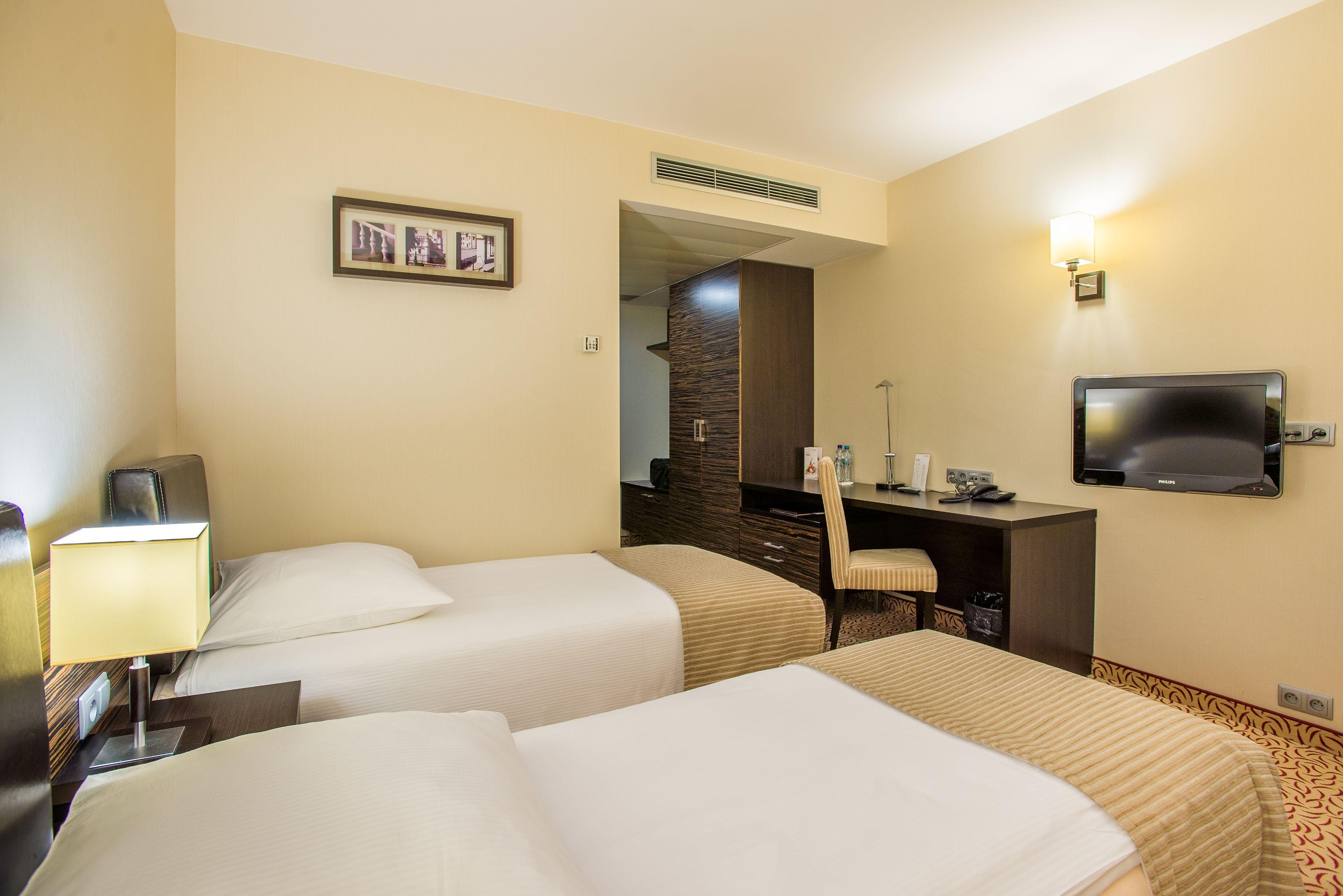 Qubus Hotel Келце Екстериор снимка