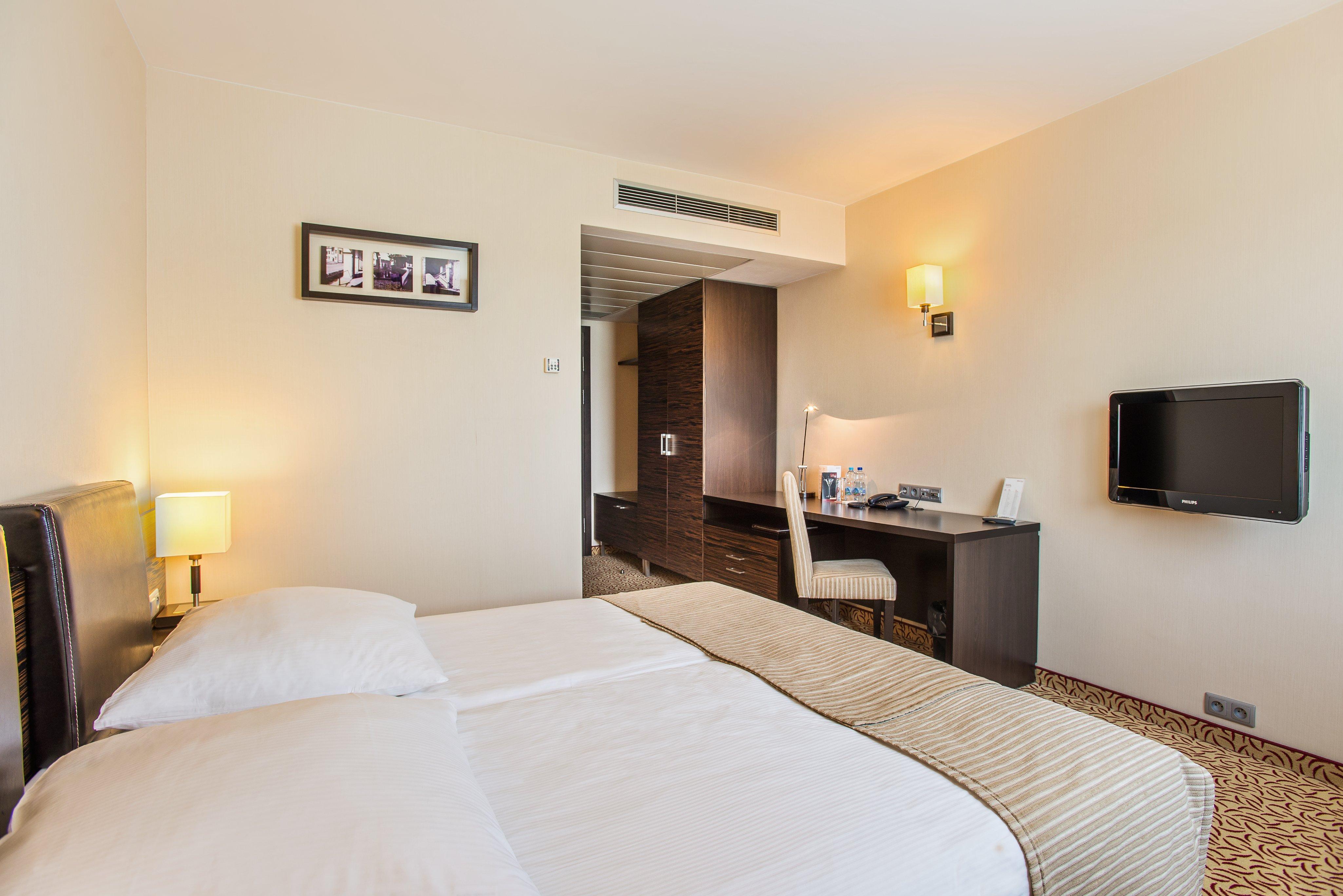 Qubus Hotel Келце Екстериор снимка