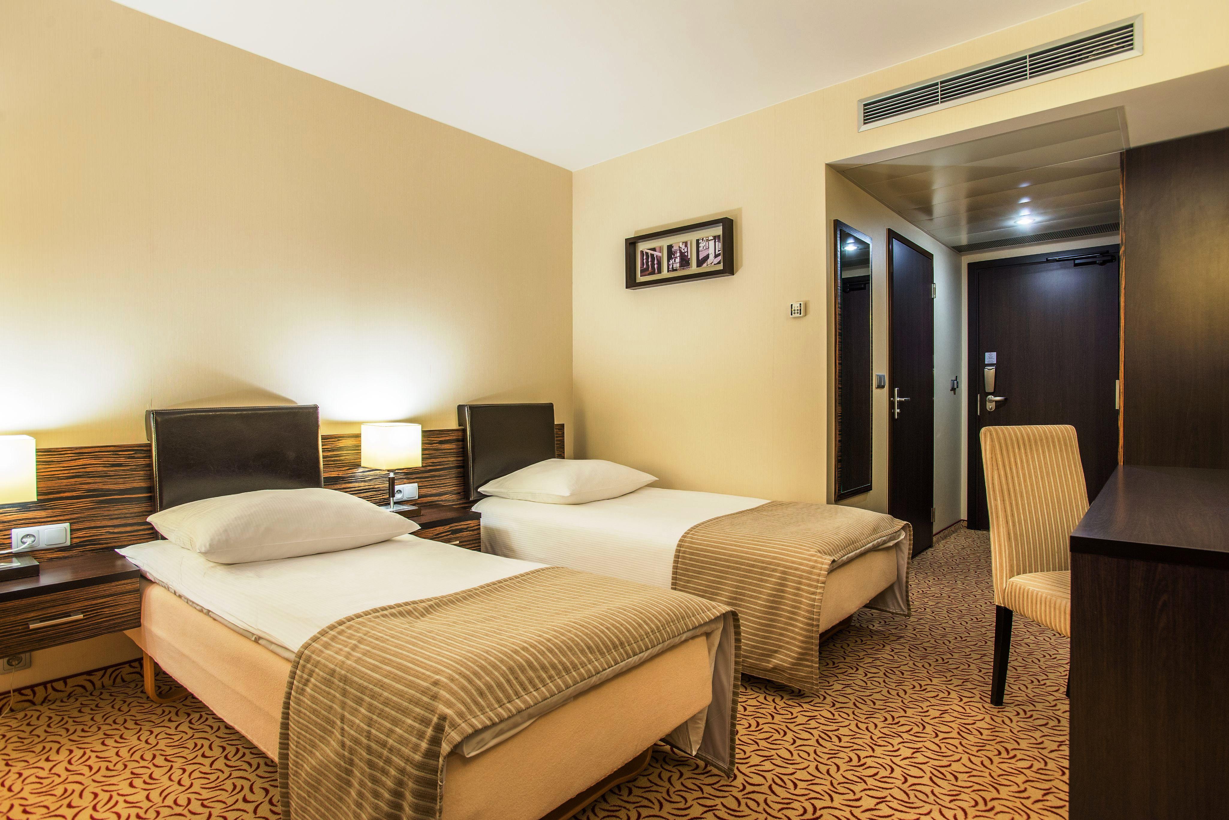 Qubus Hotel Келце Екстериор снимка