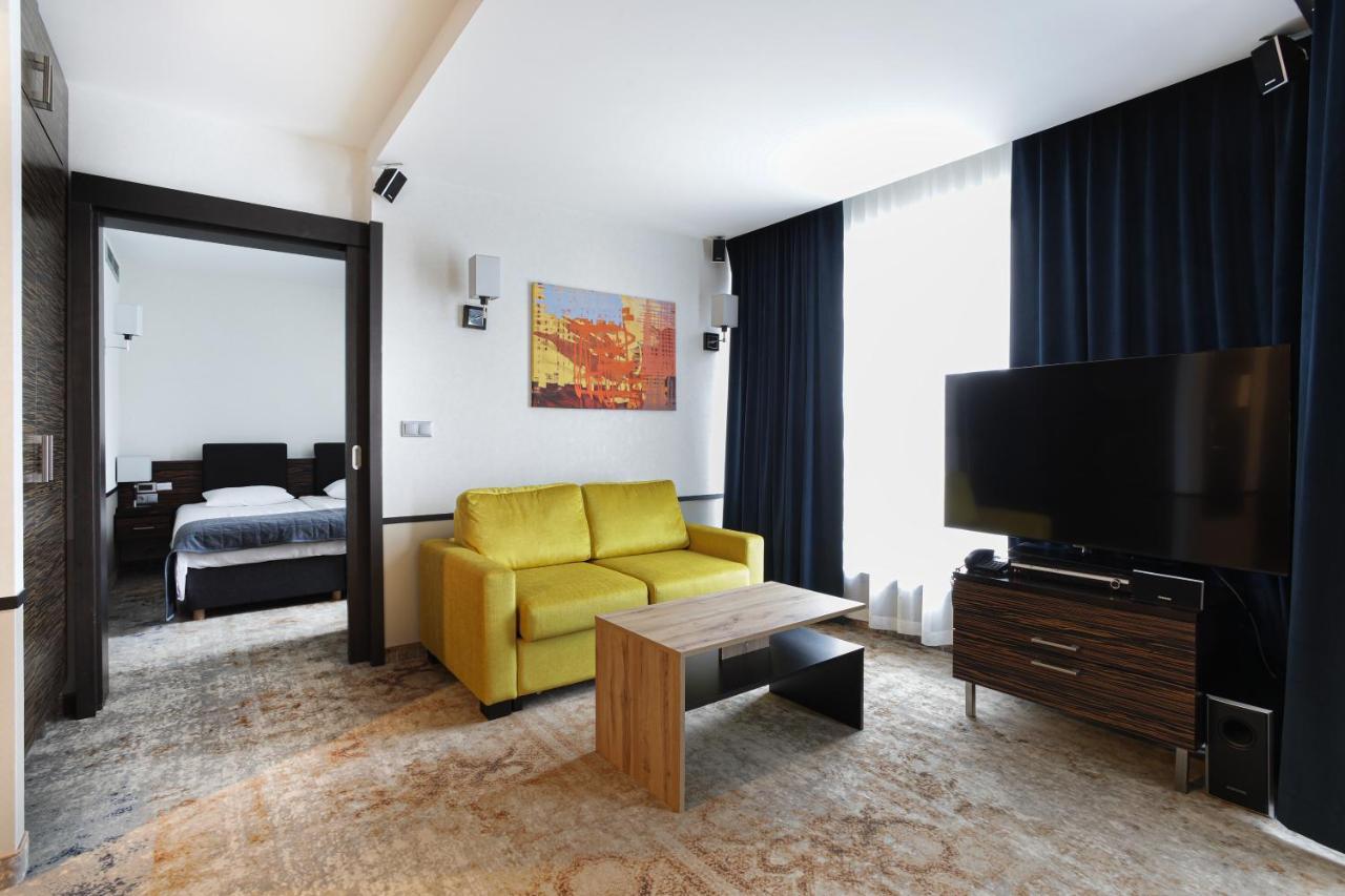 Qubus Hotel Келце Екстериор снимка