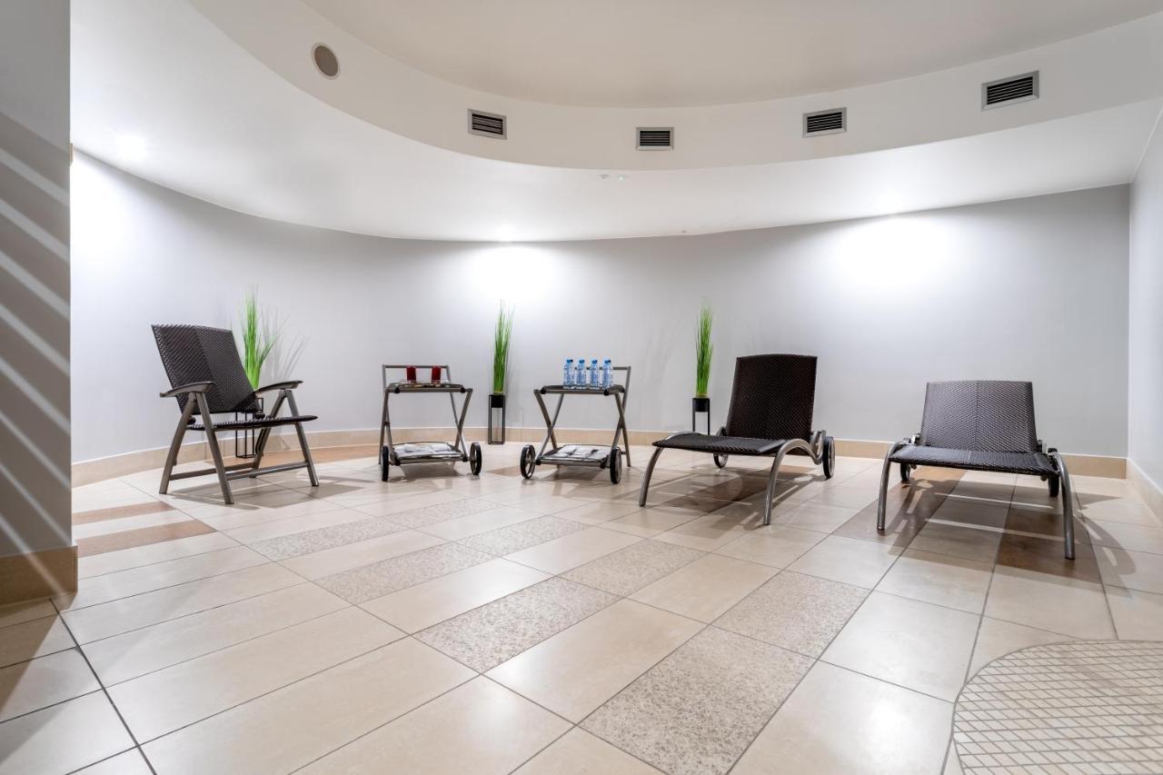 Qubus Hotel Келце Екстериор снимка