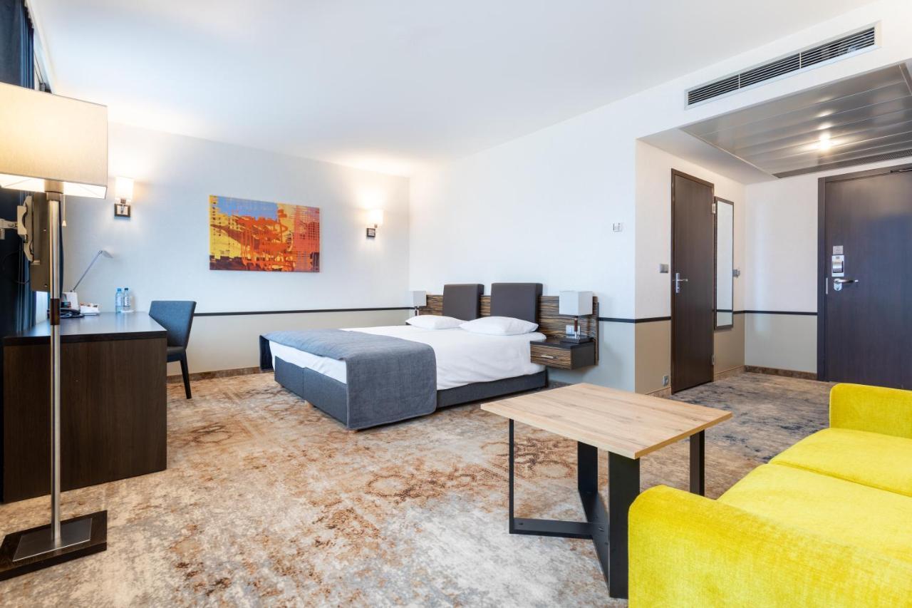 Qubus Hotel Келце Екстериор снимка
