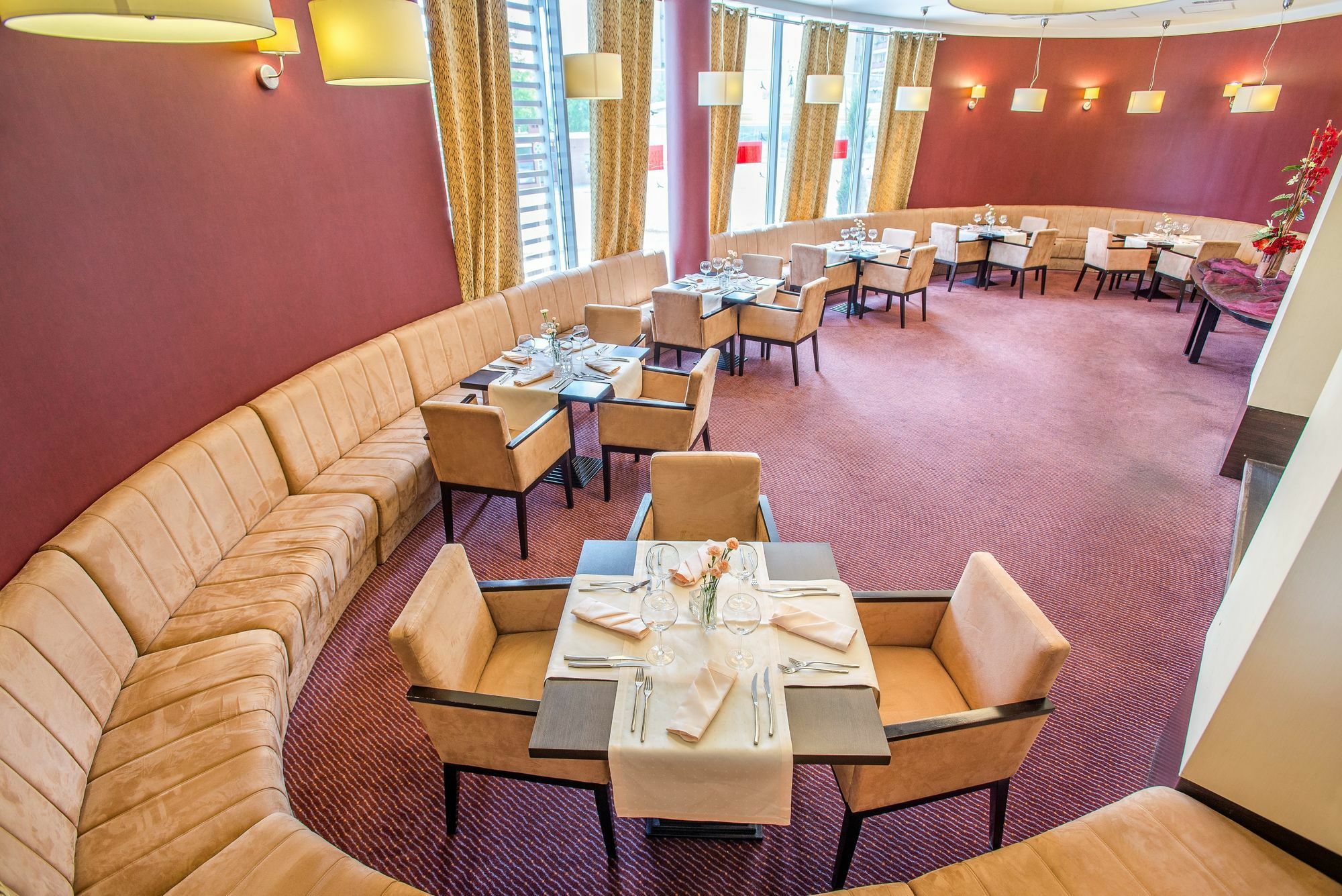 Qubus Hotel Келце Екстериор снимка