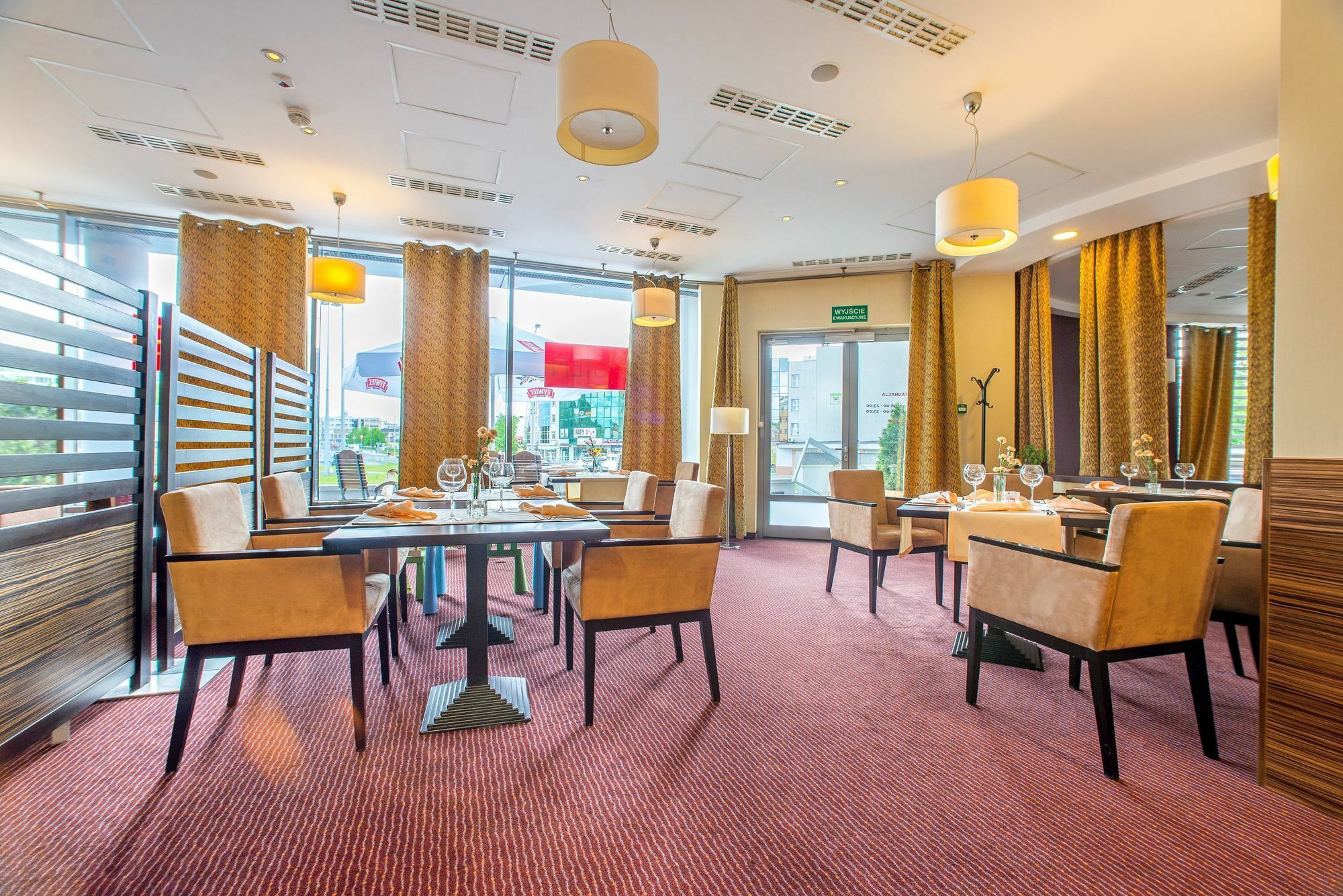 Qubus Hotel Келце Екстериор снимка