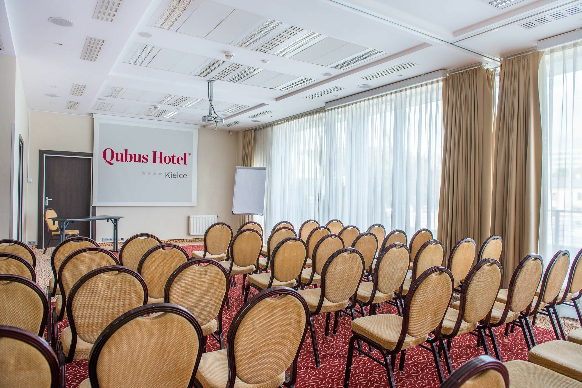 Qubus Hotel Келце Екстериор снимка