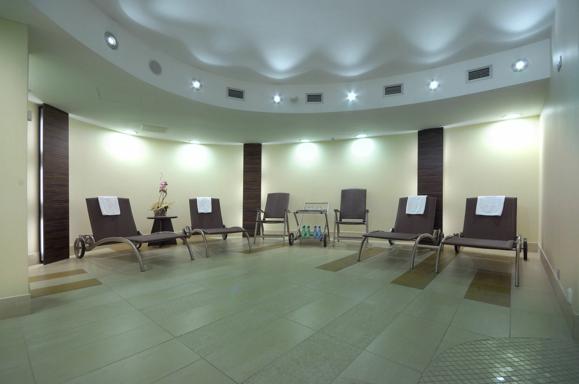 Qubus Hotel Келце Екстериор снимка