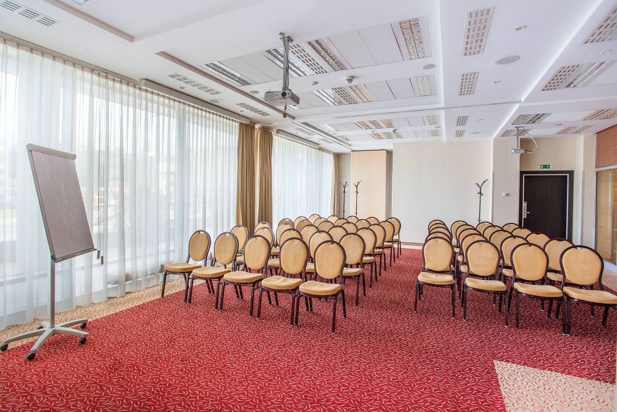 Qubus Hotel Келце Екстериор снимка